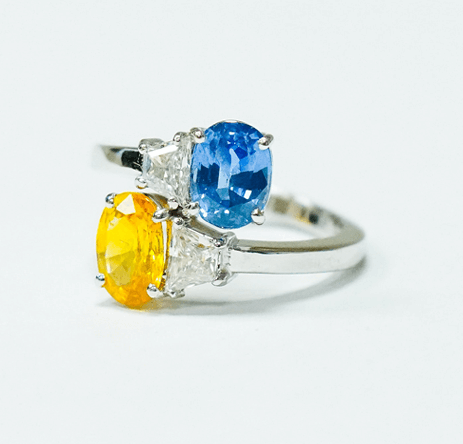 Anillo espiral azul y amarillo